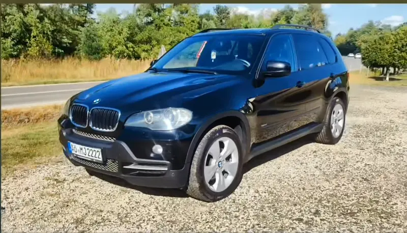 Crni BMW X5 nakon detailinga, sjaj na haubi