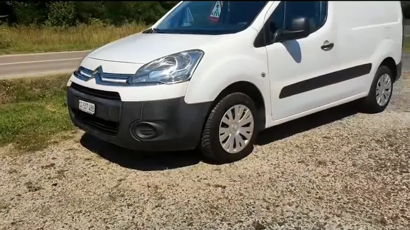 Bijeli Citroën Berlingo nakon pranja ispred praonice ProClean