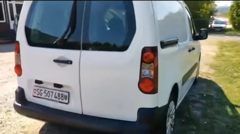 Bijeli Citroën Berlingo straga nakon Premium paketa