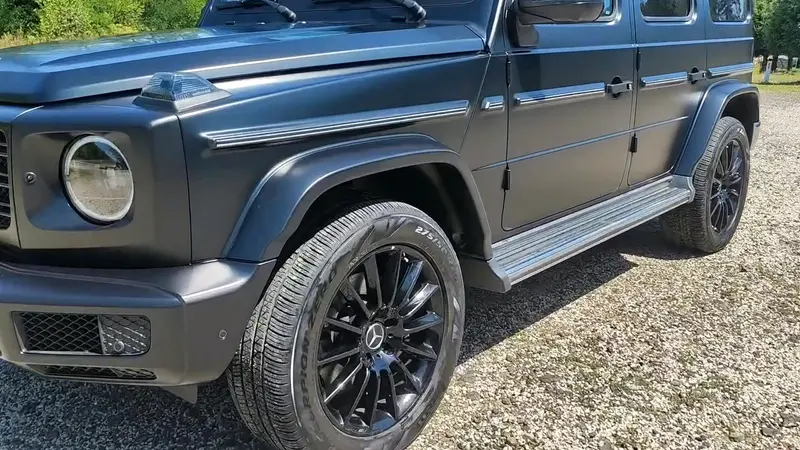 Očišćena crna felga i guma Mercedesa G-klase